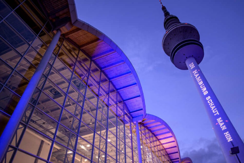 Auf dem Fernsehsturm leuchtet der Schriftzug "In Hamburg schaut man hin"