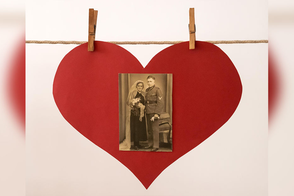 Auch ein altes Hochzeitsfoto ist Teil der neuen Ausstellung im Chemnitzer Rathaus.