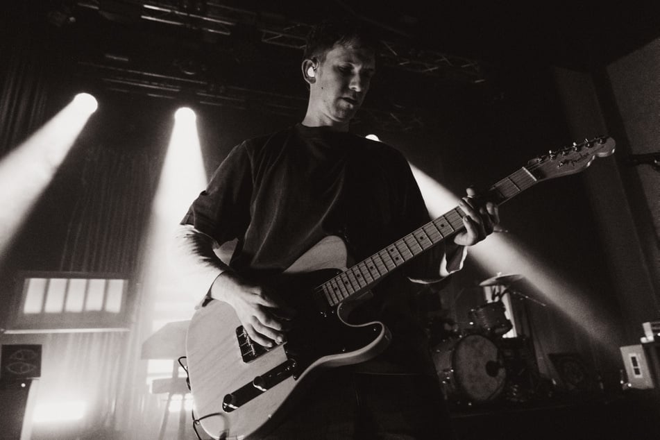 "Er wartet bis es Nacht wird/ Dann verlässt er das Haus/ In Richtung eines Eisenzauns/In eine andere Welt", heißt es im Song 17. Juli 1989, der von der Republikflucht seines Vaters handelt.