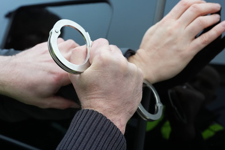 Die beiden Männer ließen sich laut Polizei widerstandslos festnehmen. (Symbolbild)