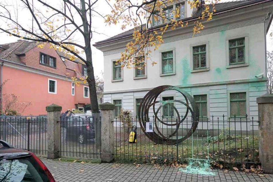 An der Fassade des Hauses sind deutlich die Spuren des Angriffs zu sehen.