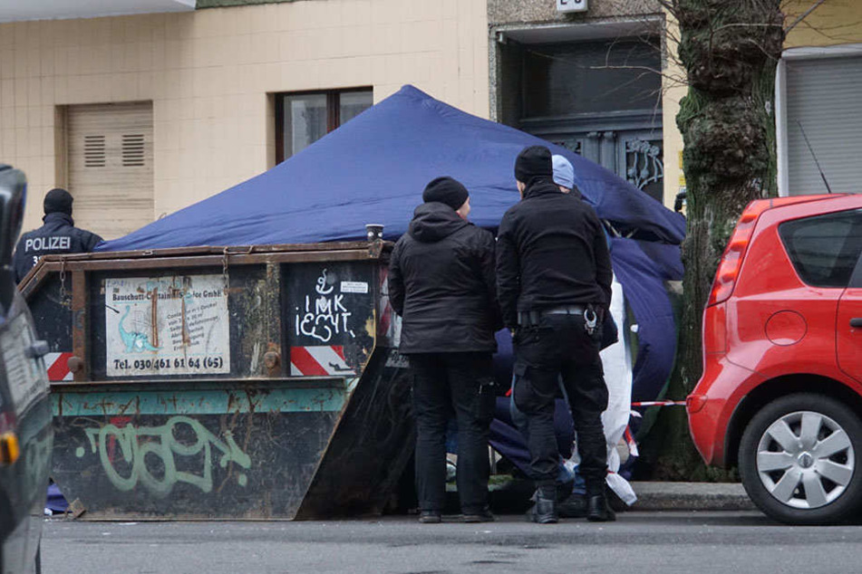 Die Polizei baute ein Sichtschutzzelt um den Fundort auf.