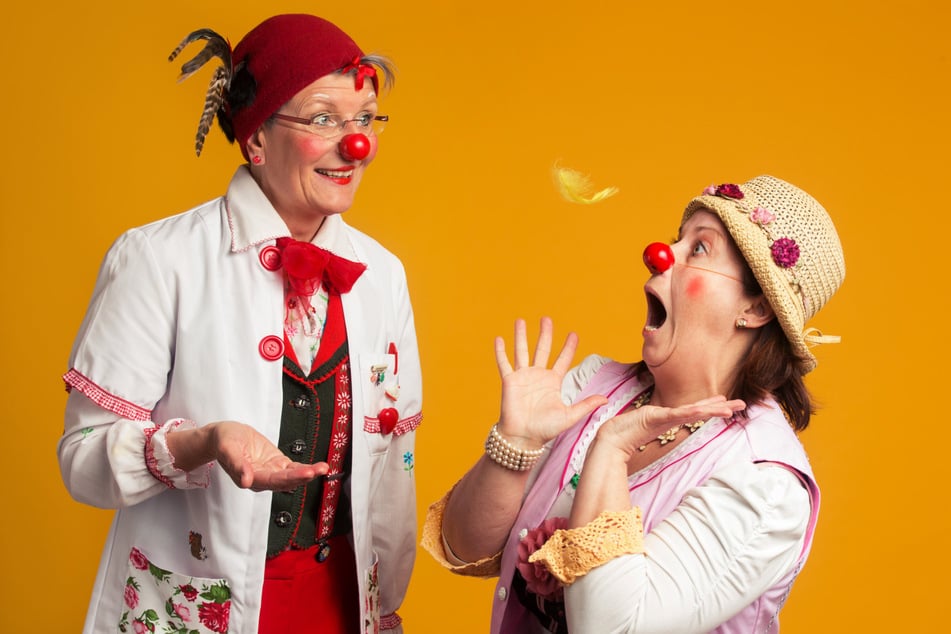Die Clowns wollen nach eigenen Worten mit ihren Besuchen unter anderem belastende Krankenhausaufenthalte von Kindern erleichtern.