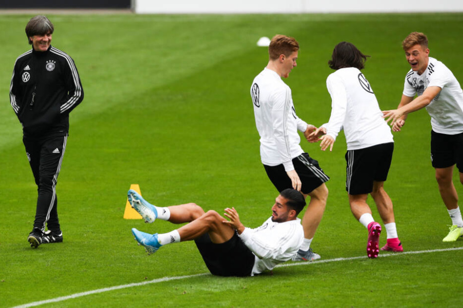 Bundestrainer Joachim Löw beobachtet das Training von Emre Can, Marcel Halstenberg, Nico Schulz und Joshua Kimmich im Millerntorstadion.