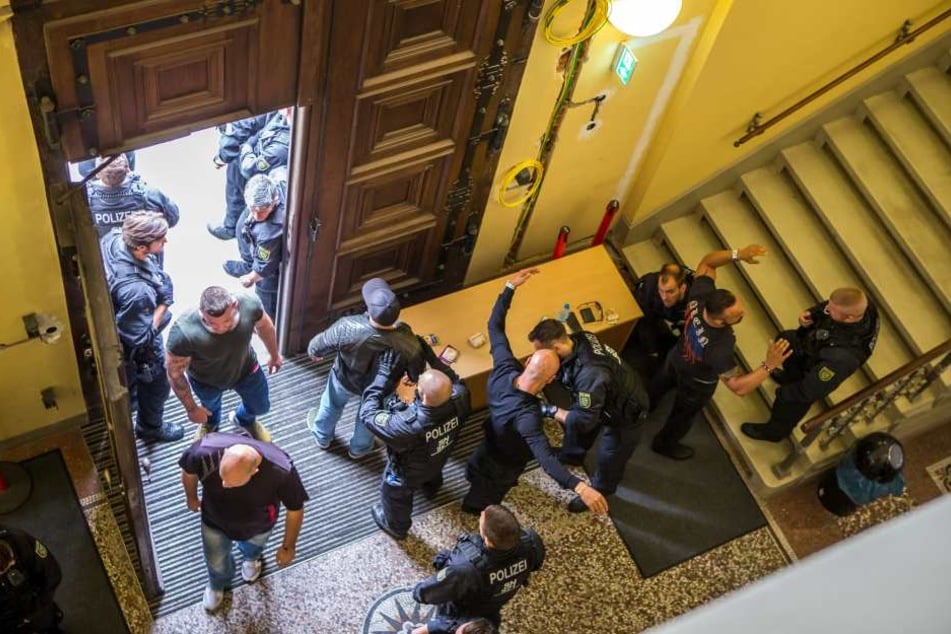 Erste Kontrolle am Hauseingang: Am Landgericht Leipzig checkte die Polizei 
jeden Besucher auch noch mal am Saal.