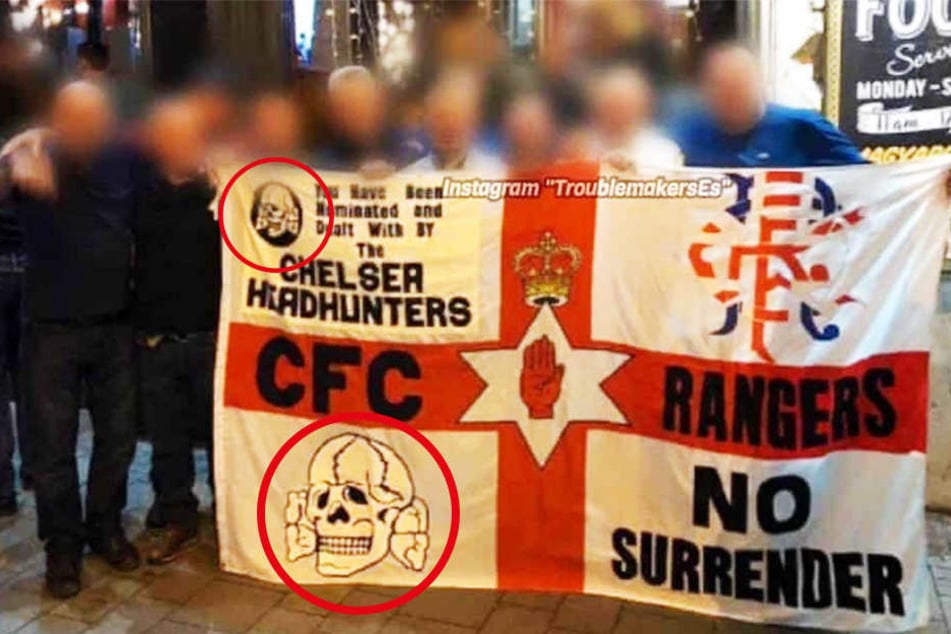Anhänger der Hooligan-Vereinigung "Chelsea Headhunters" mit dem Banner. Das Foto soll vor einer Bar in Budapest entstanden sein.