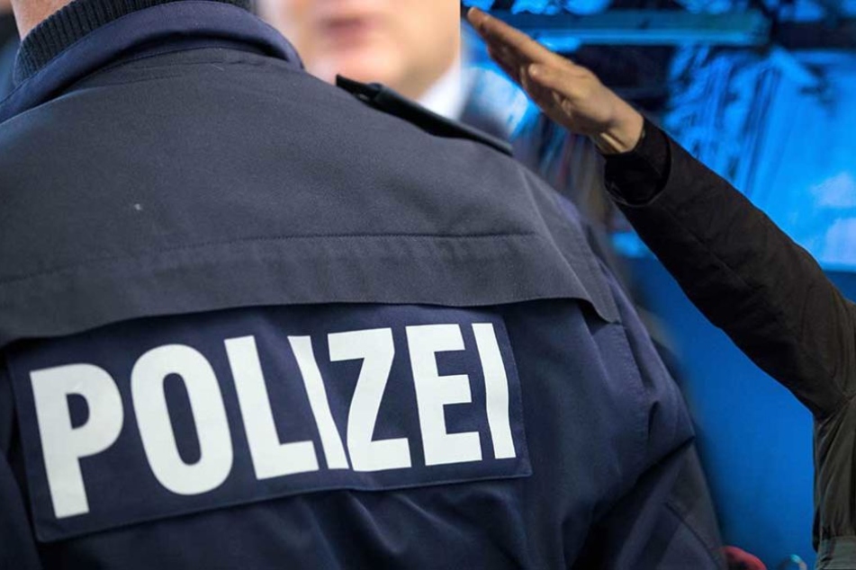 Unter anderem wegen eines Hitlergrußes soll ein Polizist aus dem Beamtenverhältnis entfernt werden.