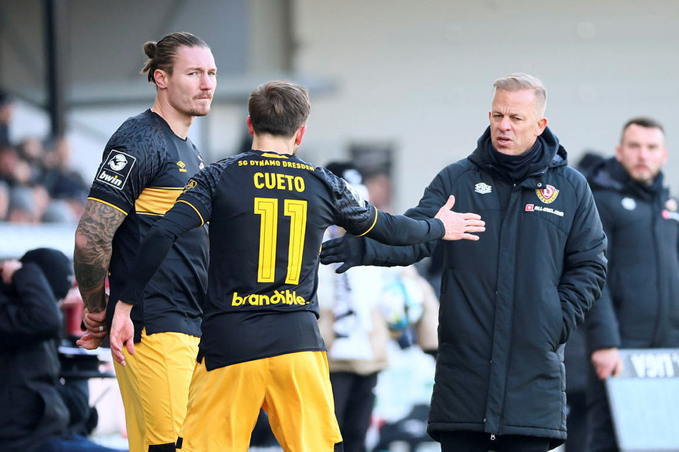 Dynamo-Coach Markus Anfang (49, 2.v.r.) rechnet erst in der Rückrunde mit Lucas Cuetos voller Leistungsfähigkeit.