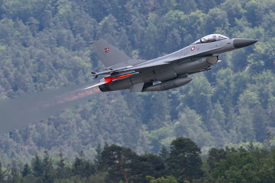 Ein Kampfjet vom Typ F-16 bei einer Übung. (Symbolbild)