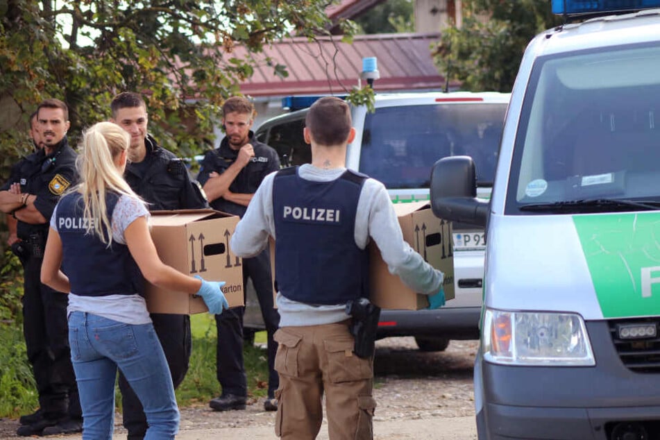 Im Allgäuer Tierquäler-Skandal hat die Polizei einen dritten Milchviehbetrieb durchsucht.