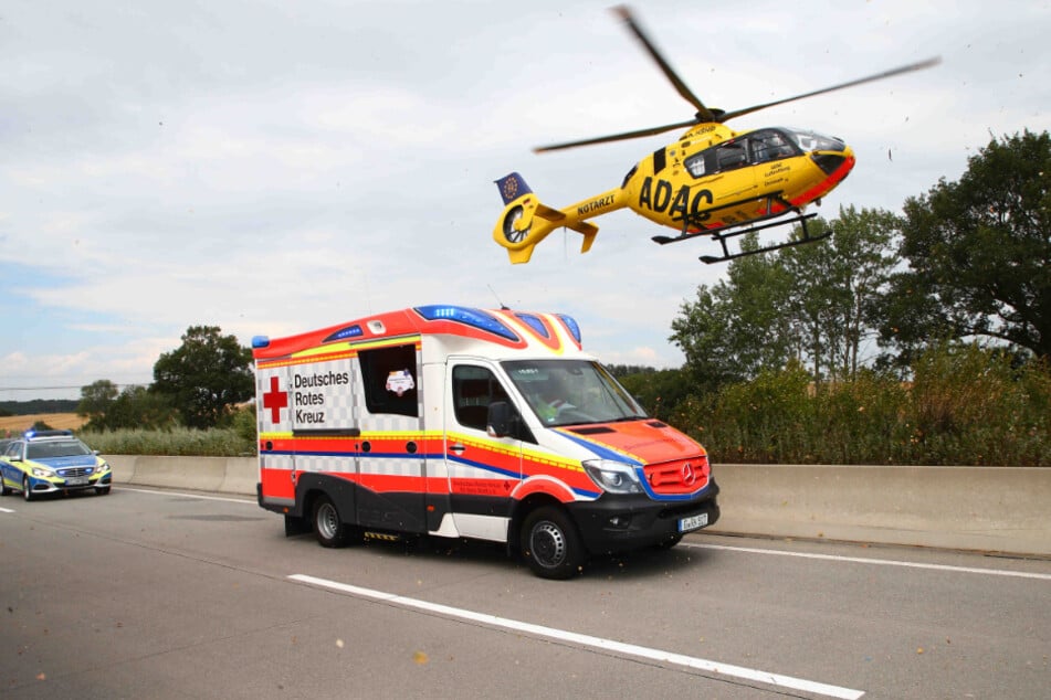 Drama auf A8: Beifahrerin wird aus Auto geschleudert und stirbt