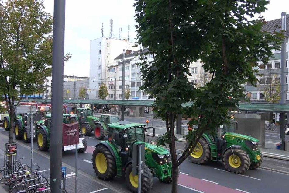 Die Landwirte blockierten erste Straßen.