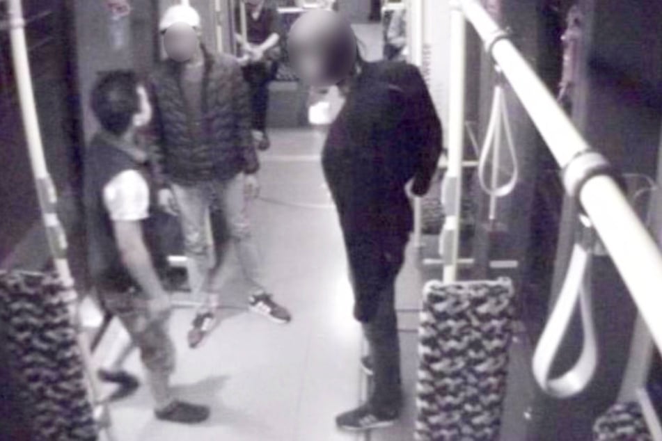 Mit den Überwachungsaufnahmen aus einer Berliner Straßenbahn sucht die Polizei nach diesem mutmaßlichen Sexualstraftäter.