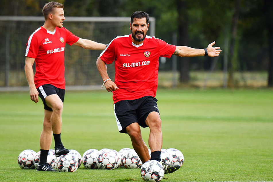 Würde heute wohl am liebsten selbst mitkicken. Cristian Fiel (r.) bringt vor Co-Trainer Felix Schimmel die Bälle ins Rollen.