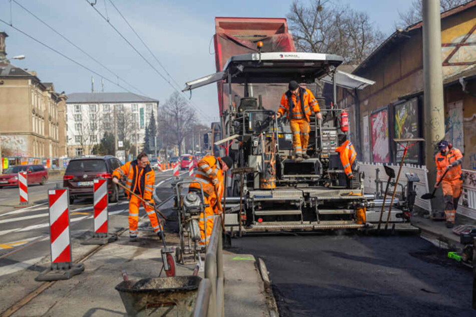 Zwischen Stauffenbergallee und Fabricestraße fräsen die Arbeiter auf einer Länge von 250 Metern den Asphalt ab und bringen eine neue Schicht auf. Die Arbeiten werden derzeit allerdings verzögert.