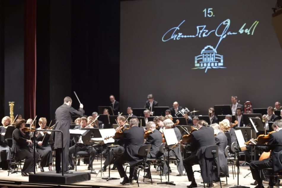 Robert Schumann Philharmonie mit Dirigent Felix Bender