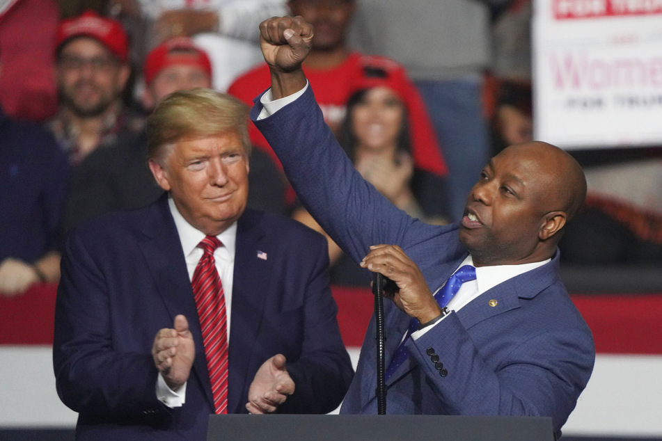Donald Trump (l.) applauds Senator Tim Scott during the Keep America Great Rally at the North Charleston Coliseum in South Carolina in February 2020.