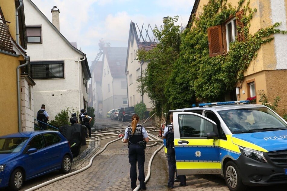 Der Dachstuhl eines Wohnhauses brannte aus.