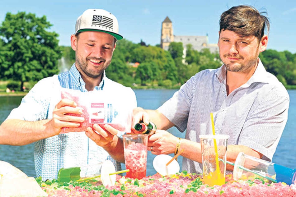 Steve Röpke (35) und Peter Rülke (42) haben die Cocktail-Fertigmischung
erfunden. Crushed Ice versetzt mit natürlichen Aromen muss nur noch mit
Flüssigkeit gemixt werden, schon sind Caipirinha, Mojito und Co. fertig.