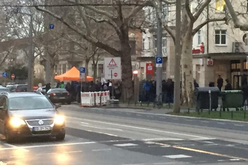 An der Fetscherstraße haben sich am Dienstagabend einige Demonstranten versammelt.