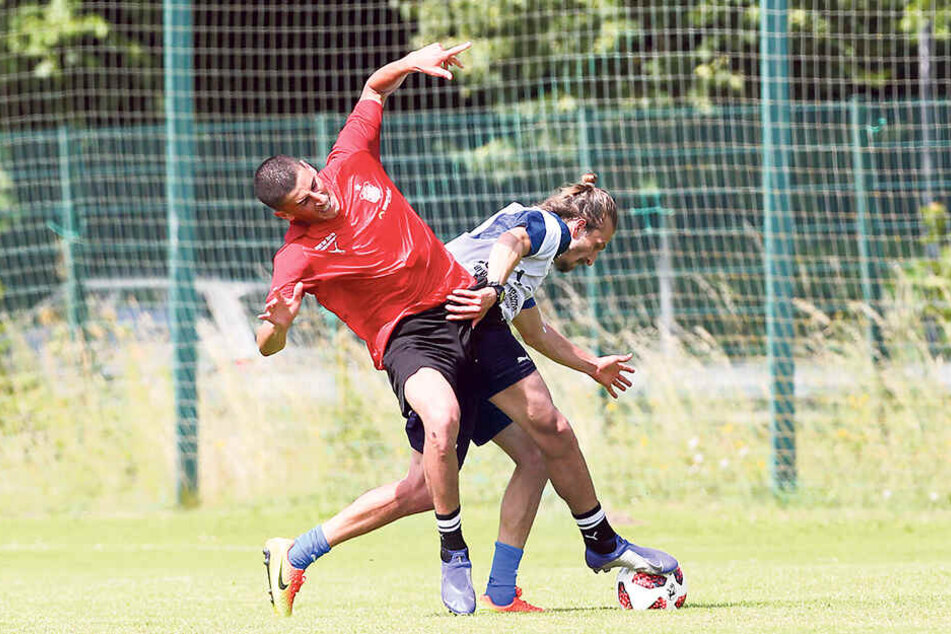 Im Training kickt Christoph Rezler auch mal mit - wie hier gegen Ali Odabas.