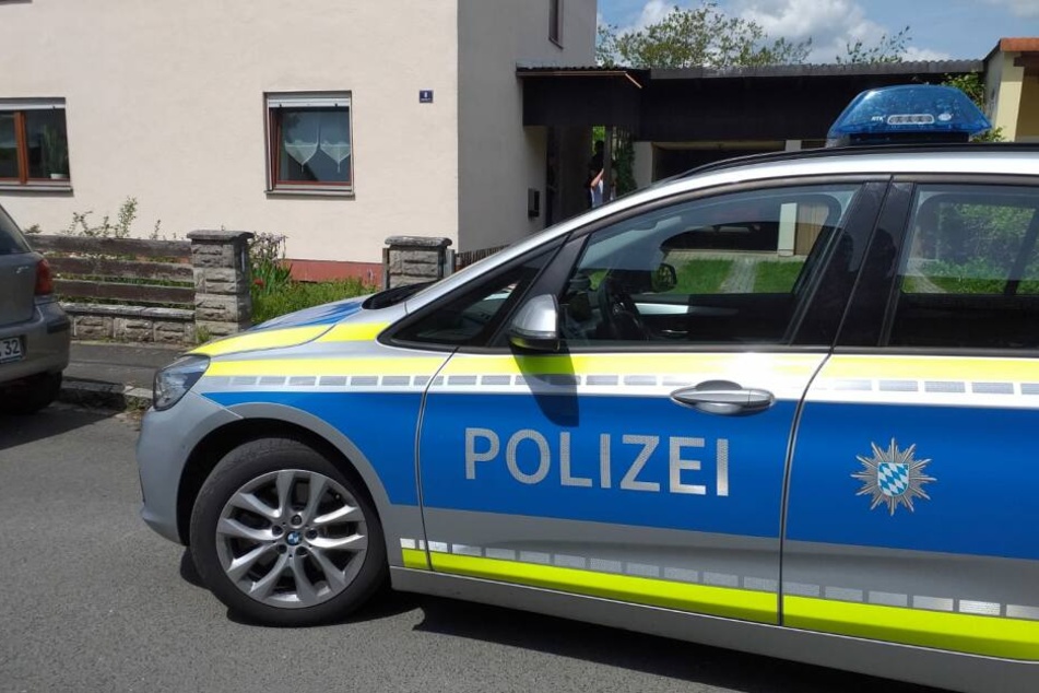 Ein Polizeiauto parkt vor dem Haus, in dem ein 57-Jähriger Mann gestorben ist.