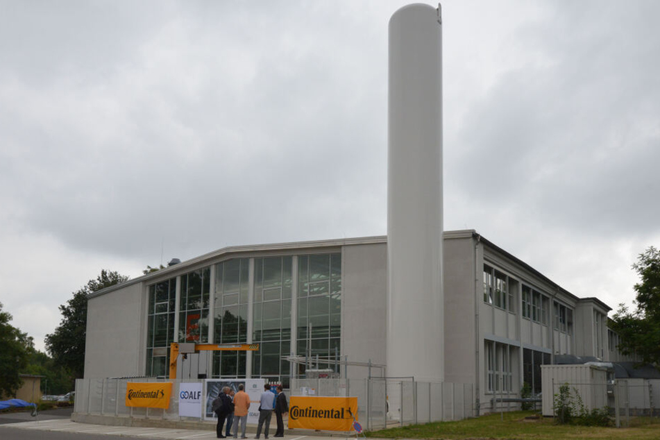 Der Wasserstofftank auf dem Gelände der TU ist 18 Meter hoch und enthält etwa 400 Kilogramm verdichteten Wasserstoff.