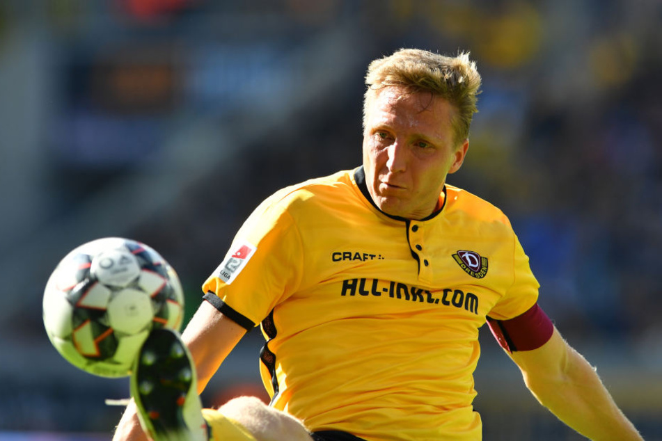 Hoch das Bein! Höchstwahrscheinlich wird Marco Hartmann morgen wieder seine Schwarz-Gelben aufs Feld führen. Seine Knieverletzung scheint ausgeheilt zu sein.