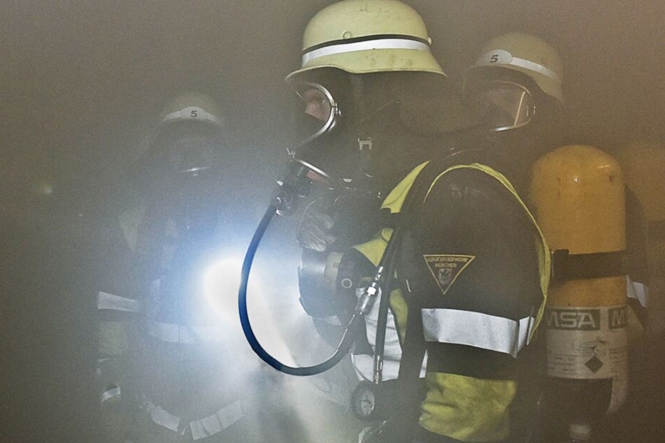 Mit Atemschutz ausgerüstet, konnte die Feuerwehr den Brand im Keller schnell unter Kontrolle bringen. (Symbolbild)