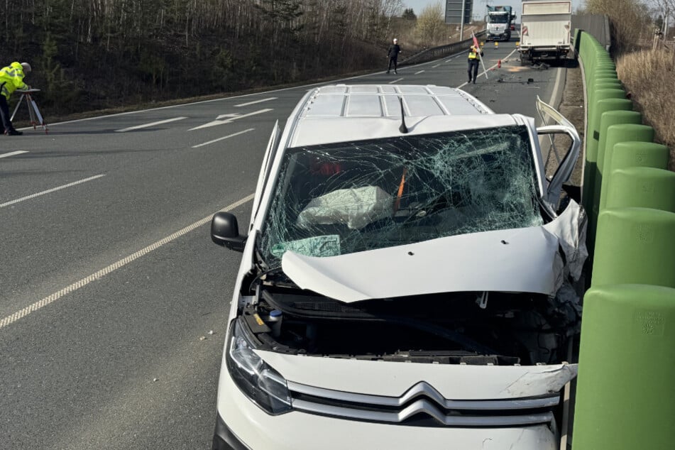 Straßensperrung nach schwerem Unfall: Transporter kracht gegen Lkw