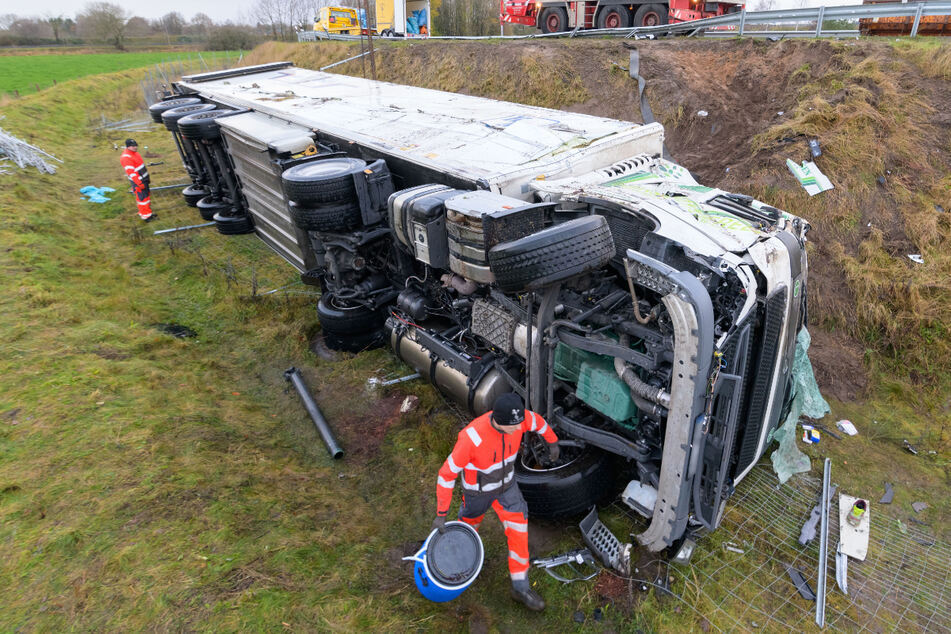 Unfall A7: Laster mit 22 Tonnen Schweinehälften durchbricht Leitplanke
