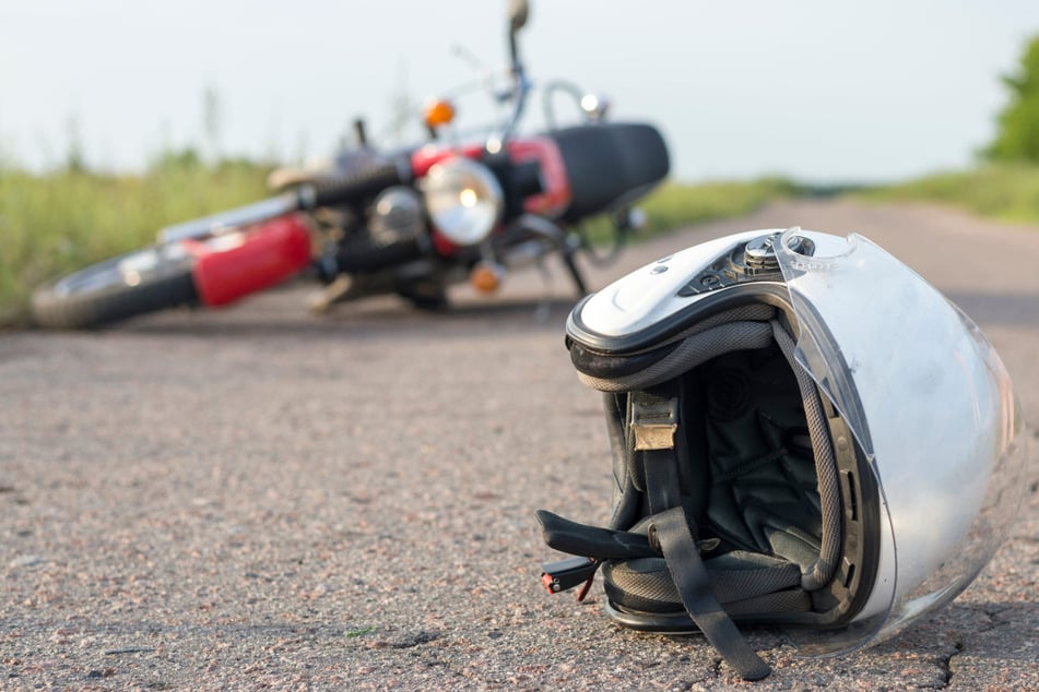 Motorradfahrer wird auf Feld geschleudert: Mann schwebt in Lebensgefahr