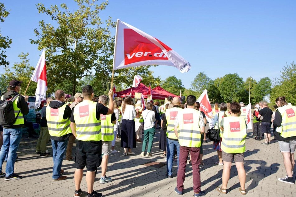 Knapp 150 Mitarbeitende kamen bei dem Warnstreik am Dienstag zusammen.