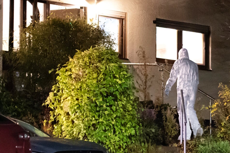In einem Haus in Solms wurden am Samstag drei Leichen gefunden.