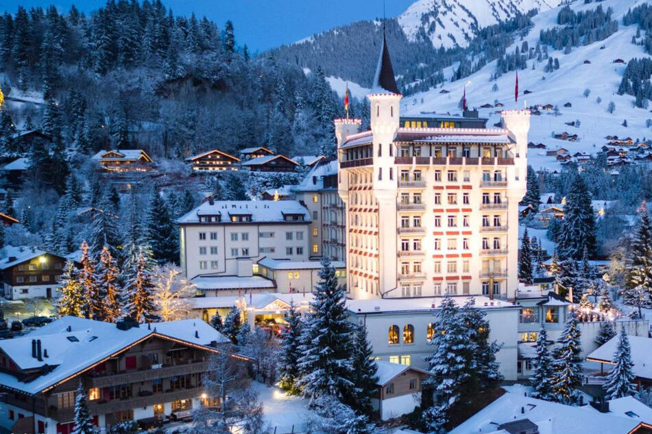 Das "Gstaad Palace" in der Schweiz war Roman Polańskis Vorbild für "The Palace". Der Star-Regisseur hat Silvester 1999 tatsächlich in der luxuriösen Residenz verbracht, schon damals sei ihm die Idee zum gleichnamigen Film gekommen.
