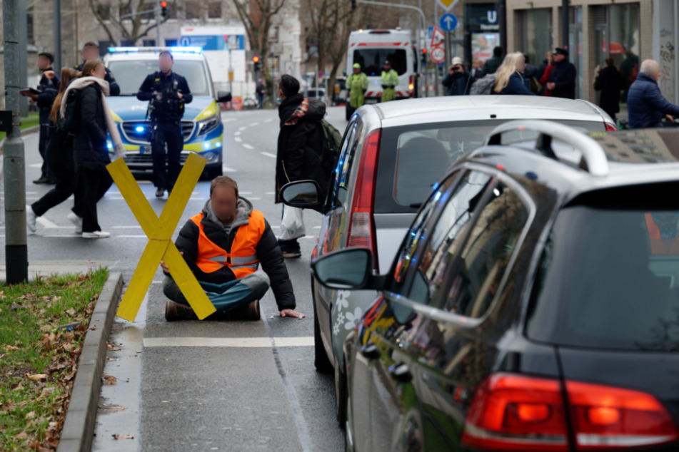 Am Freitagmittag blockierten rund zehn Aktivisten die Pipin- und Cäcilienstraße in der Kölner Innenstadt.