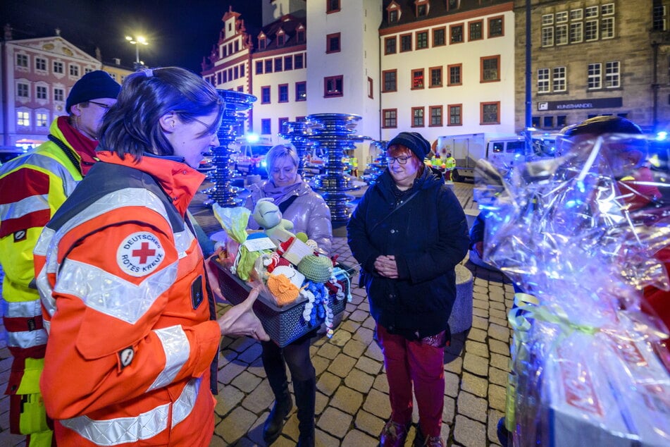 Am Dienstag wurde am Tag des Notrufs nicht nur für den Ernstfall geprobt. Die Rettungskräfte übergaben Spenden an Katrin Priebe (l.) vom Elternverein krebskranker Kinder und Grit Bäßler (49) vom Elternverein Chemnitzer Frühstarter.