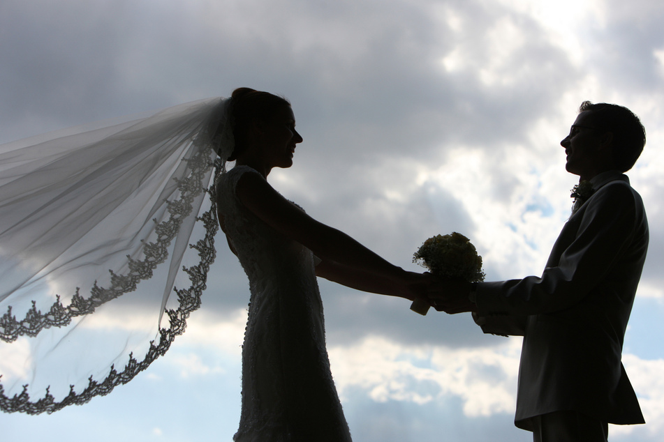 In Zeiten der Corona-Pandemie zu heiraten ist nicht einfach. 2020 radierte das Virus viele, zum Teil lange im Voraus geplante Feiern einfach aus (Symbolbild).
