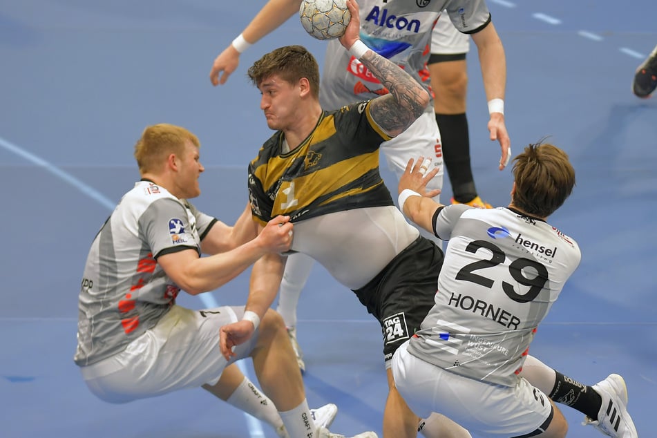 Ein gesunder Oliver Seidler ist nur schwer zu stoppen. Hier versuchen es drei Spieler des TV Großwallstadt.