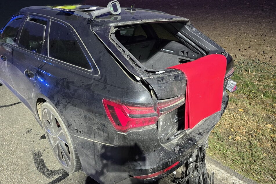 Beide Autos wurden sichtbar stark in Mitleidenschaft gezogen.