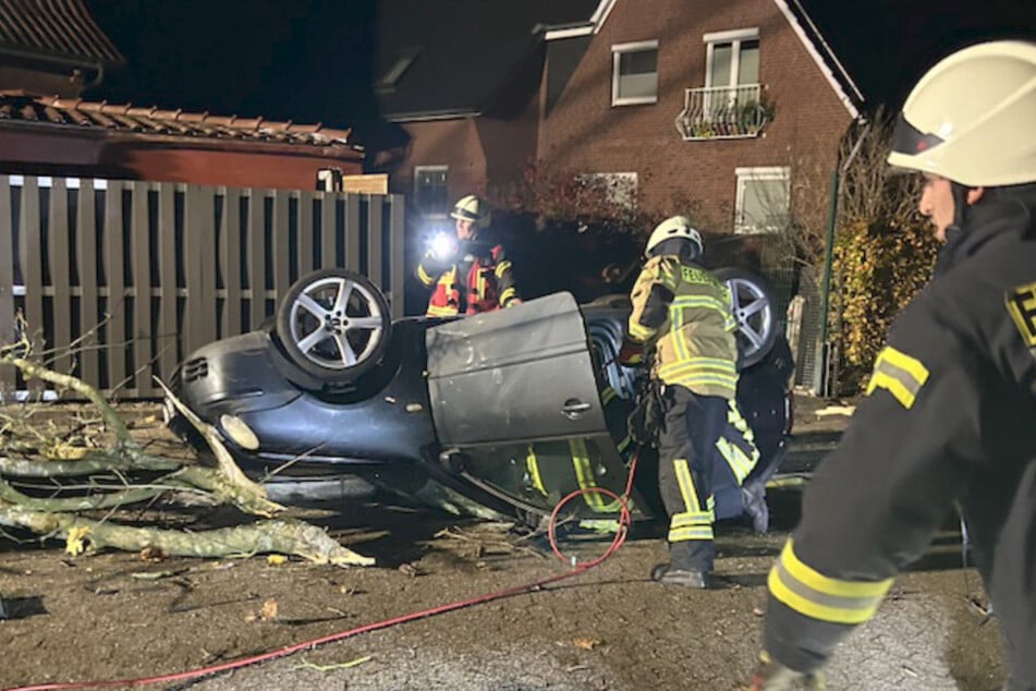 Schrecklicher Unfall in 30er-Zone! Auto kracht gegen Baum, zwei Männer sterben