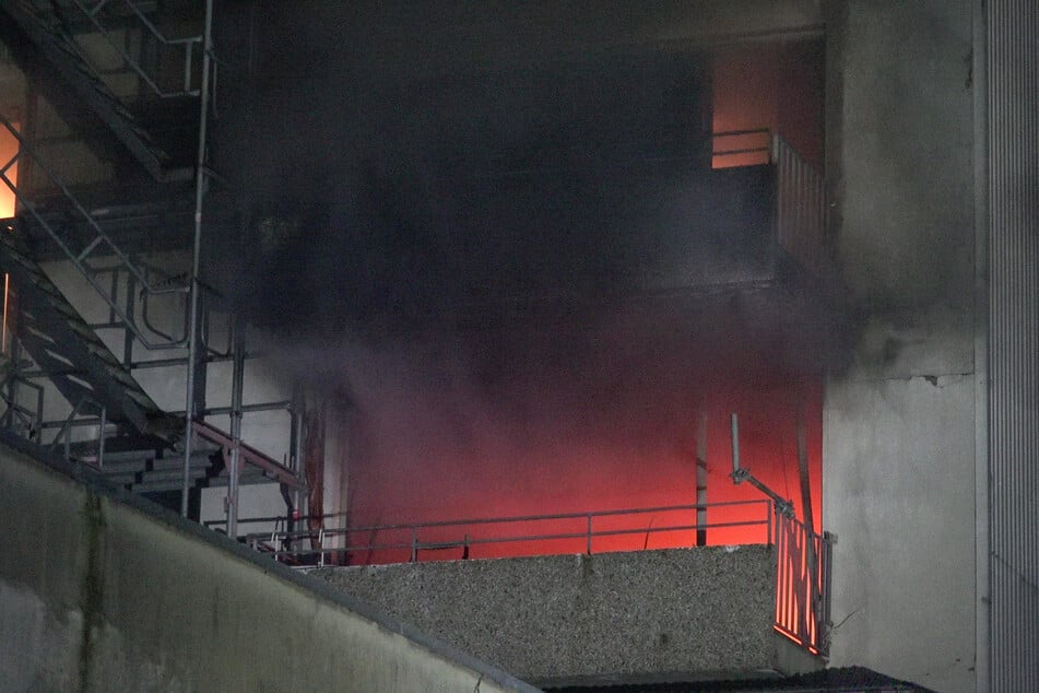 Heftiger Wohnungsbrand: Personen fliehen vor Flammen auf ihre Balkone!