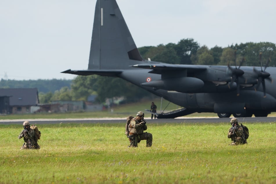Soldaten kämpften auf dem Flugplatz Jagel während der Luftwaffenübung.