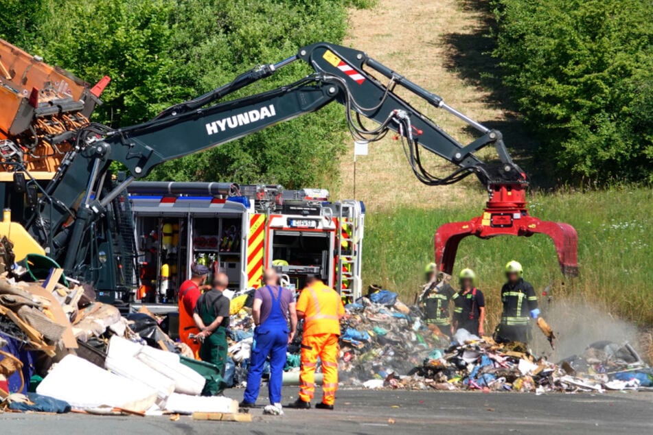 Die Feuerwehr kam am Montagmorgen auf einer Mülldeponie zum Einsatz.
