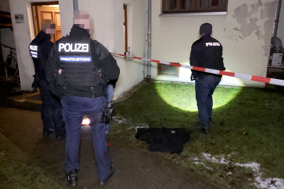 Die Polizei untersuchte den Tatort in der Nacht.
