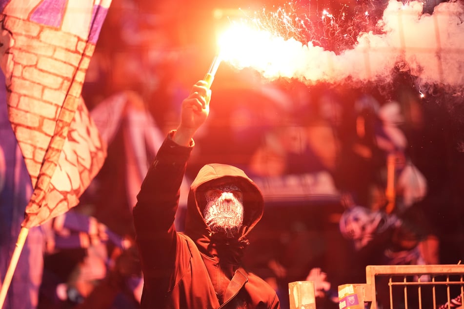 Wegen gezündeter Pyrotechnik vonseiten beider Fanlager wurden der FC St. Pauli sowie der HSV zu hohen Geldstrafen verurteilt.
