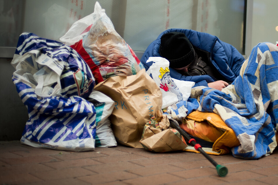 Mann klaut Geld aus Spendenbecher zweier Obdachloser, dann wird er handgreiflich