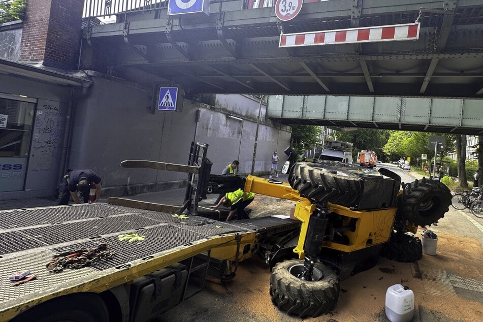 Der Lastwagen blieb mit dem Gabelstapler an der Brücke hängen.