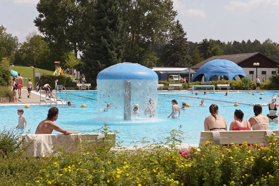 Endlich Sommer: Zum Badfest in Wittgensdorf gab es sommerliche Temperaturen um 27 Grad, es kamen viele Gäste.