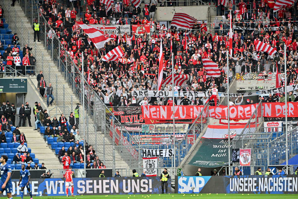 Die Berliner Fans werfen mehrfach Tennisbälle aus Protest gegen die DFL aufs Spielfeld.